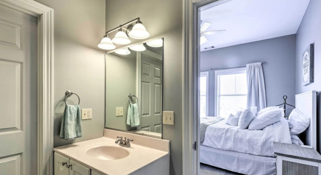 Апартаменты Dtwn Ludington Condo: Balcony, Walk To Beach!