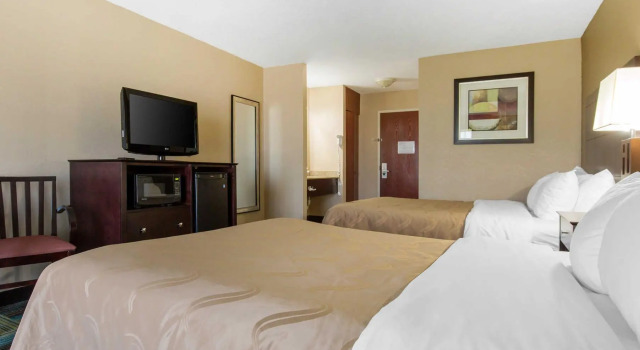Четырёхместный номер Standard Quality Inn and Suites Arnold - St Louis