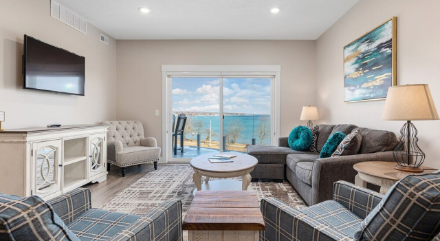 Номер Standard 539 Bay St. Lake View Condo Unit 103E