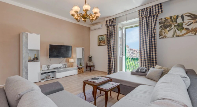 Large 100 m2 apt w Balcony in the Heart of Split