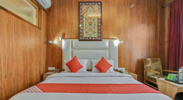 OYO 6112 Hotel Snow Palace