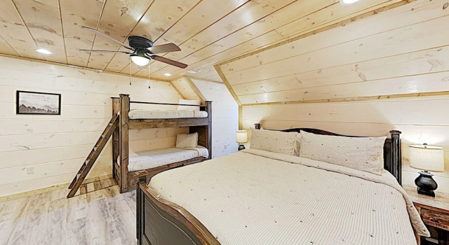 New Listing! Brand-new W/ Private Hot Tub 2 Bedroom Duplex, Забронировать Отель Отели Пиджен-Фордж 3 звезды, рядом с Развлекательный центр Blake Jones Racing Center, 3*