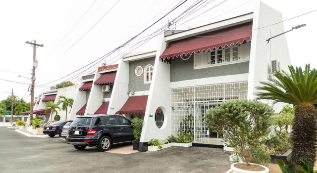 2 Bedroom Townhouse at Surbiton Square, Prenota Casa vacanze Kingston Giamaica