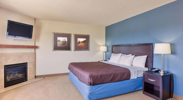 Двухместный люкс AmericInn by Wyndham Monmouth