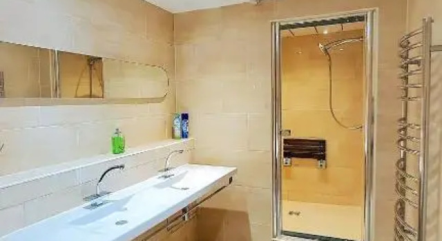 Sidemerseylivingscouk 5BR 3BA Penthouse w Parking in L1, Забронировать Отель Отели Ливерпуля с парковкой, рядом с Grosvenor Casino Liverpool, Парковка