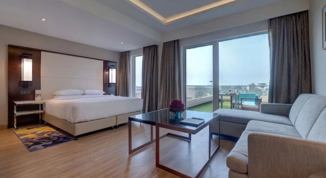 Двухместная студия люкс Poolside Courtyard by Marriott Surat