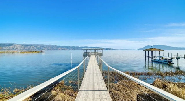 Коттедж с 3 комнатами с балконом North Lakeport Home on Clear Lake: Boat + Unwind!