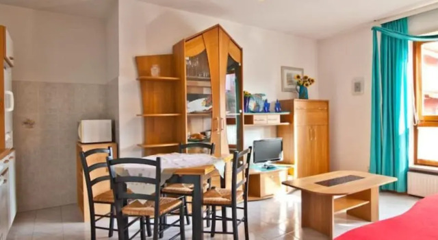 Cozy Flat for Four Guests Just Steps From the sea, Book Lejlighed Hoteller i Friuli Venezia Giulia med parkering, Parkering