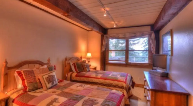 Comfortable And Convenient Ski In, Ski Out 4 Bedroom Condo In Snowmass Village, Забронировать Отель Сноумасс-Виллидж Горнолыжный курорт Аспен-Сноумас, рядом с Krabloonik Dogsled Rides