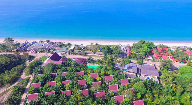 Кровать в общем номере Lanta Klong Nin Beach Resort