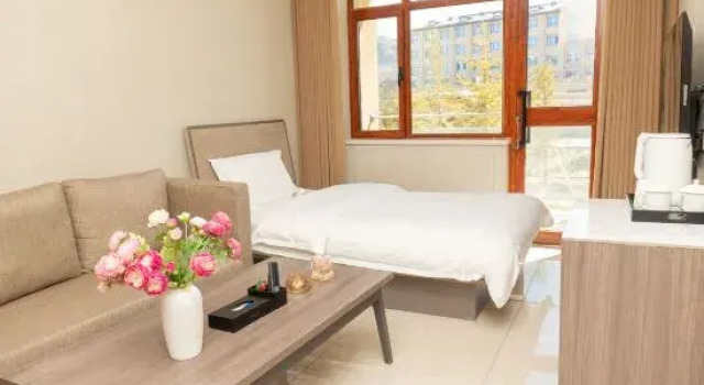 Трёхместный семейный люкс c 1 комнатой Four Seasons Garden Hotel (Sailimu Lake Scenic Area East Gate Visitor Center Branch)