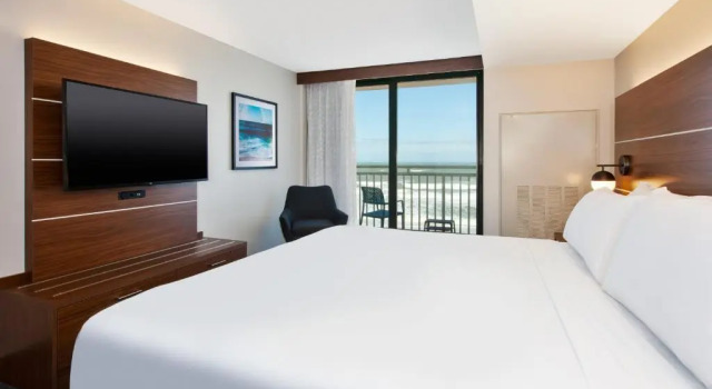 Люкс Holiday Inn Express & Suites VA Beach Oceanfront by IHG