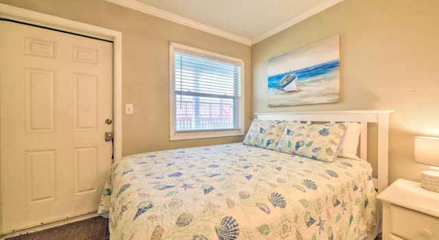 Beachfront PCB Studio: Pool, Patio & Deck Access!, Book Lejlighed Hoteller i Lower Grand Lagoon med parkering, Parkering