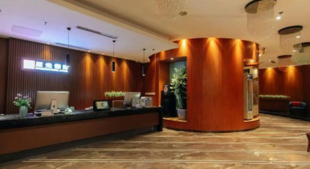 Starlight Holiday Hotel (Zhengzhou Erqi Square Dongda Street Subway Station Branch), Book Hotel Zhengzhou Henan