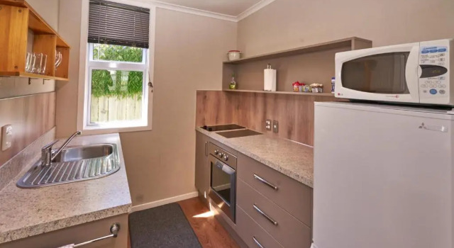 Accommodation Fiordland The Bach - One Bedroom Cottage at 226B Milford Road, Забронировать Дом для отпуска Виллы Те-Анау, Вилла