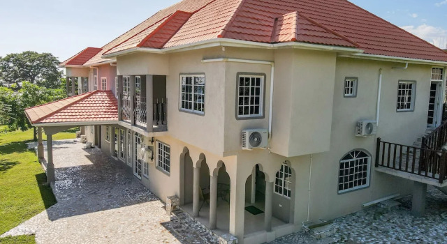 Champagne Villa, Rezervovat Vila Hotely v Westmoreland s parkováním, Parkování