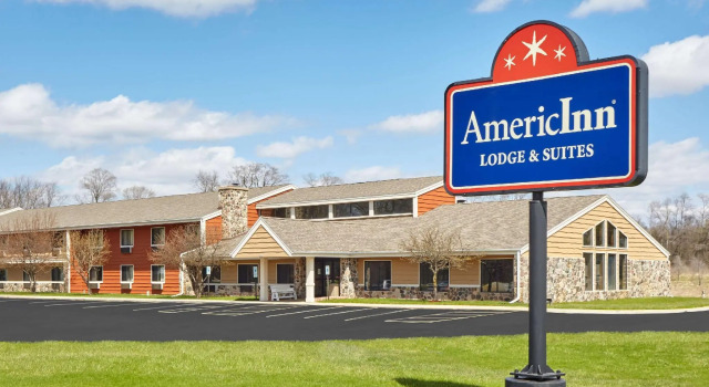 Двухместный люкс AmericInn by Wyndham Burlington
