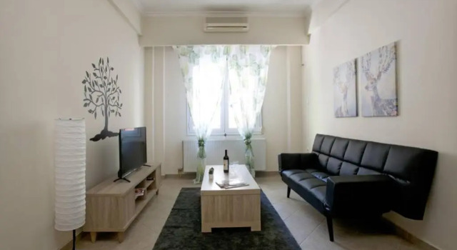 Апартаменты Comfortable Apartment At The Foot of The Odeon of Herodes Atticus