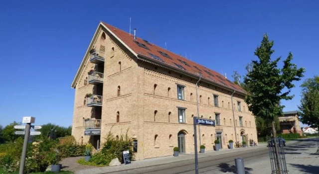 Hotel Alter Kornspeicher, Забронировать Отель Нойштрелиц Feldberg Lake District, рядом с Славянская деревня в городе Нойштрелиц
