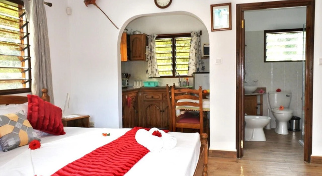 Studio in Mahe, With Wonderful sea View, Furnished Terrace and Wifi -, Book Apartment Hotels in Mahe with Parking, Parking