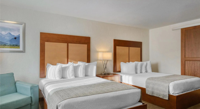 Четырёхместный номер Standard с видом на бассейн Best Western Foothills Inn