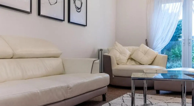 LONG STAYS 20pct OFF - LARGE 4BED-Pool Table & Parking By Klarok Short Lets & Serviced Accommodation