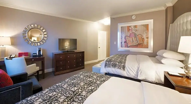 Номер Premier The Pfister Hotel