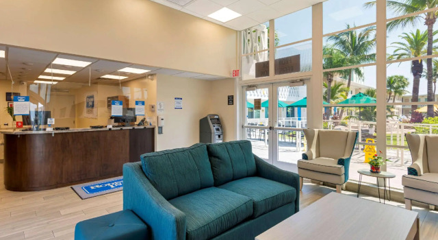 Downtown Hollywood Gardens Inn & Suites, Забронировать Отель Голливуд-Бич Панхэндл Флорида, рядом с Kindred Hospital - South Florida - Hollywood