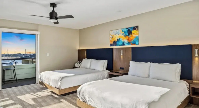 Четырёхместный номер Deluxe с видом на океан 456 Embarcadero Inn & Suites
