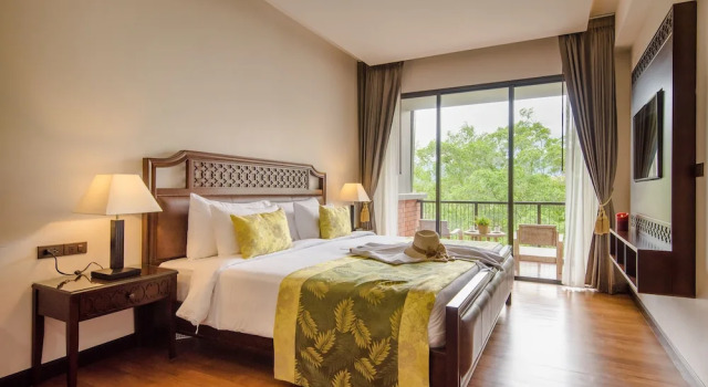 Двухместный номер Deluxe с балконом Rimnaam Klangchan Hotel - SHA Plus