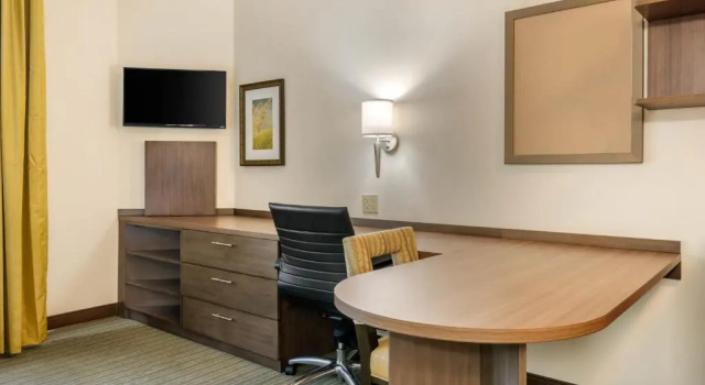 Четырёхместный номер Standard Candlewood Suites Fort Myers/Sanibel Gateway by IHG
