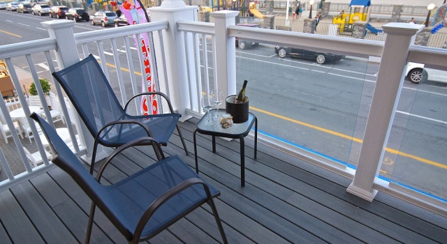 Четырёхместный люкс с балконом и с красивым видом из окна The Pelham Resort Motel