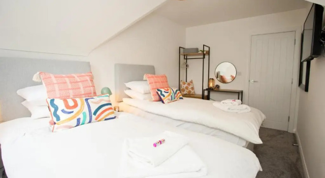 Апартаменты Stylish 2 Bedroom Apt - Parking - 5 Mins walk to Beach