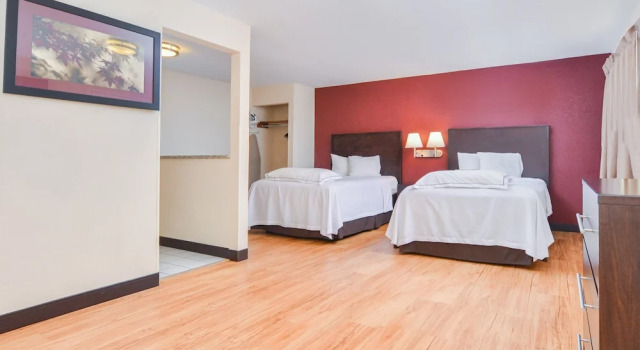 Четырёхместный номер Deluxe Red Roof Inn PLUS+ & Suites Guilford