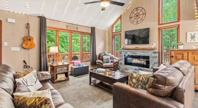 Коттедж Poconos Escape w/ Game Room, Poker Loft, Fire Pit + Spacious Deck