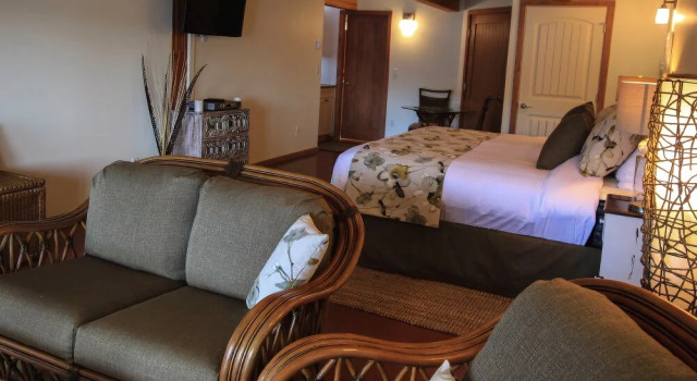 Salmonberry Inn, Prenota Hotel Pender Island Gulf Islands