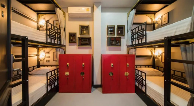Кровать в общем номере DE Phanakron Boutique Hotel