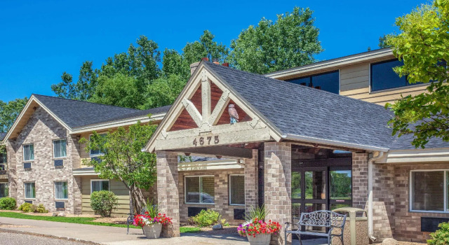 Кровать в общем номере AmericInn by Wyndham White Bear Lake St. Paul