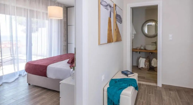 Private luxury 3bdrm Villa - Walk to beach