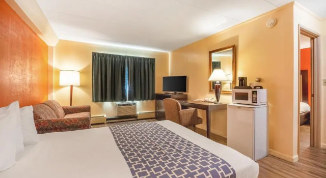 Семейный люкс Econo Lodge Inn & Suites Windsor Locks Bradley Airport