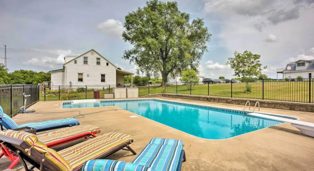Апартаменты c 1 комнатой с балконом Charming Berger Apt on 42-acre Farm w/ Pool Access