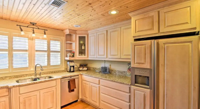 Коттедж Serving Southern Charm at This Clarkesville House!
