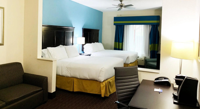 Четырёхместный номер Standard Holiday Inn Express Hotel & Suites Gainesville by IHG