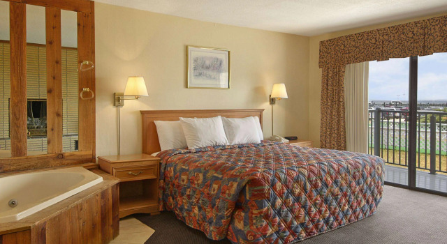 Days Inn by Wyndham Mackinaw City - Lakeview, Забронировать Отель СПА-отели Макино-Сити, рядом с Гольф-клуб Animal Tracks Adventure, SPA-услуги