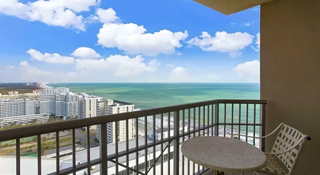 Двухместный номер Standard с балконом и с видом на океан Royale Palms Condominiums