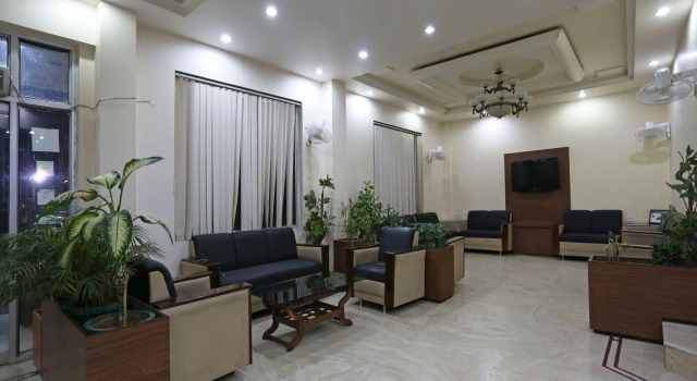 OYO 7358 Hotel Jagdish Residency, Забронировать Отель Отели Джамму и Кашмира с парковкой, Парковка