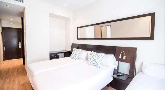Трёхместный номер Standard Petit Palace Plaza de la Reina