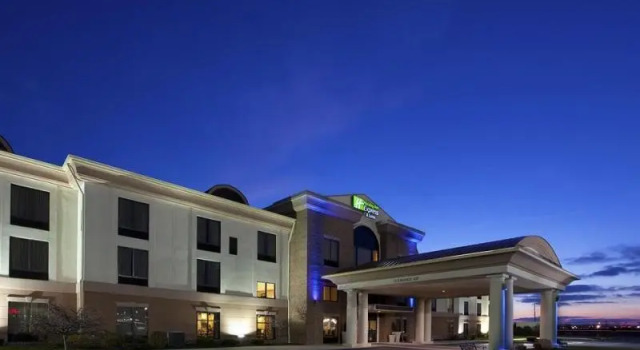 Двухместный люкс с 2 комнатами Holiday Inn Express Hotel & Suites Bowling Green by IHG