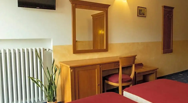 Hotel Ristorante Centrale, Забронировать Отель Ровере-Веронезе 
