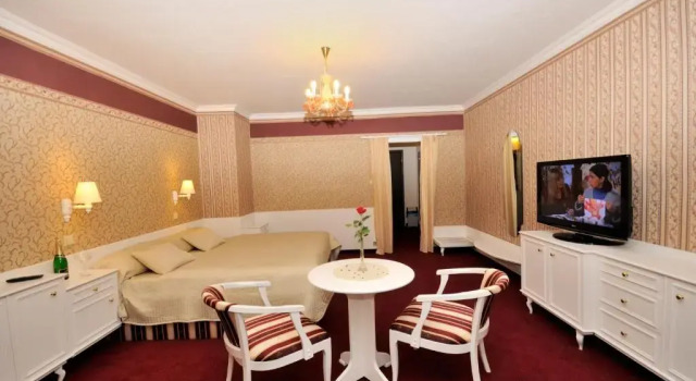 Полулюкс Deluxe Hotel Ostrov